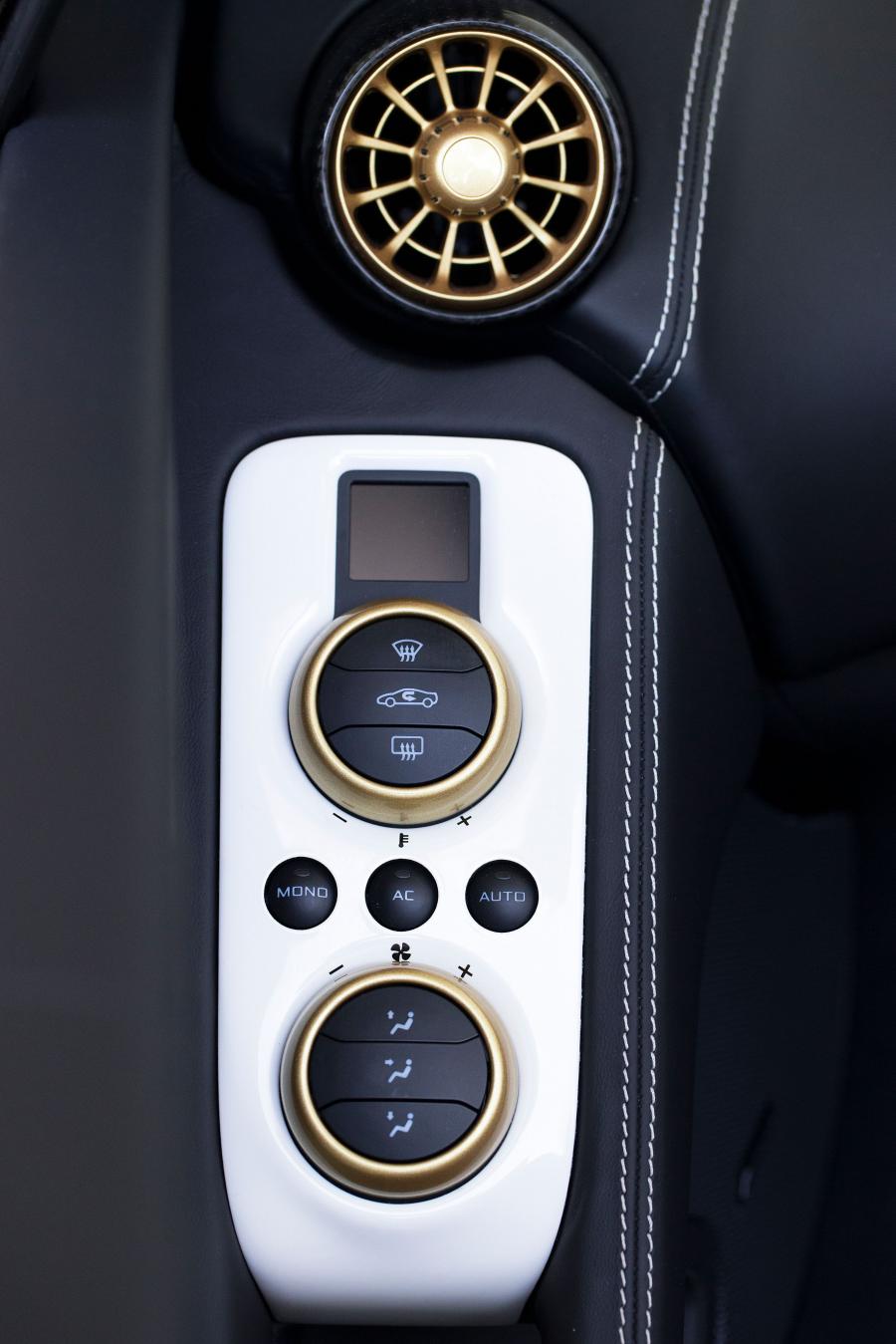 Детали интерьера McLaren MSO 650S Spyder Al Sahara 79 2015 года  (фото 8 из 11)